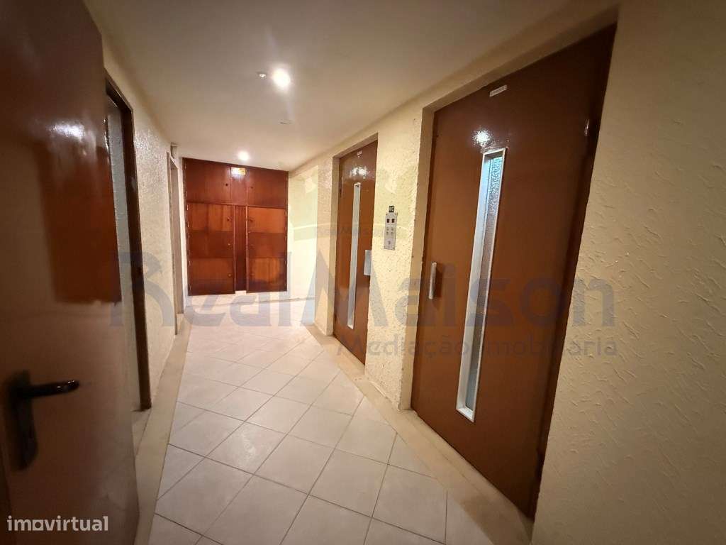 Vende-se Apartamento T2 Renovado - Mem Martins-12