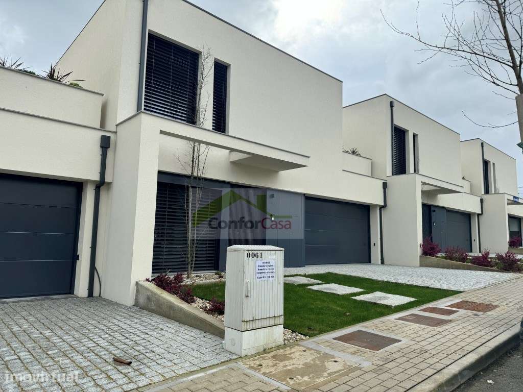 Moradias Luxuosas Novas T3 em Palmeira - Braga, com Jardim e Suítes-29