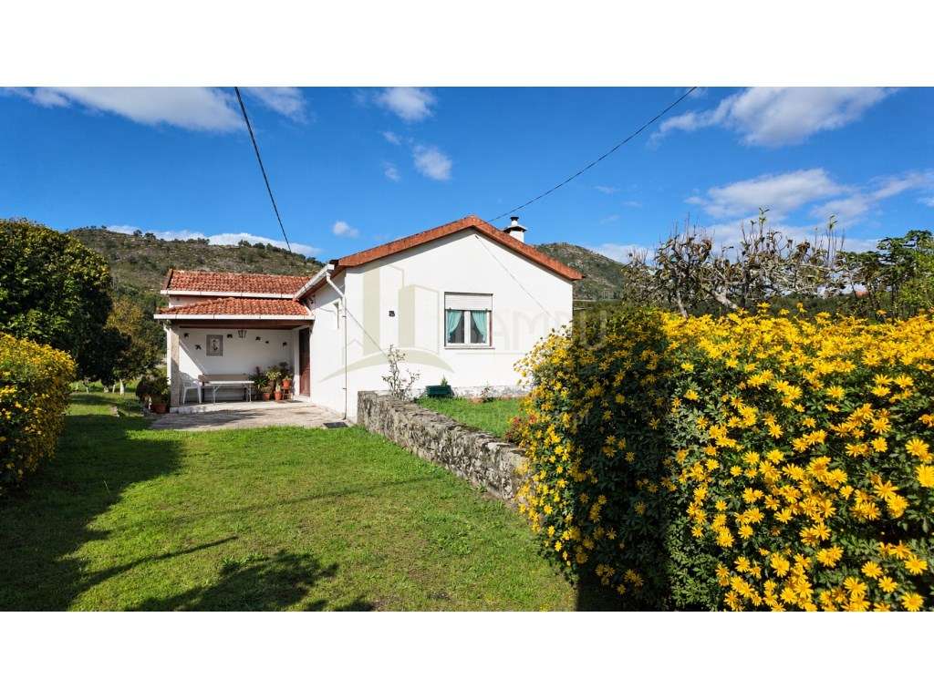 Moradia T2 em Vilar de Mouros, inserida em terreno com 3113m2-0