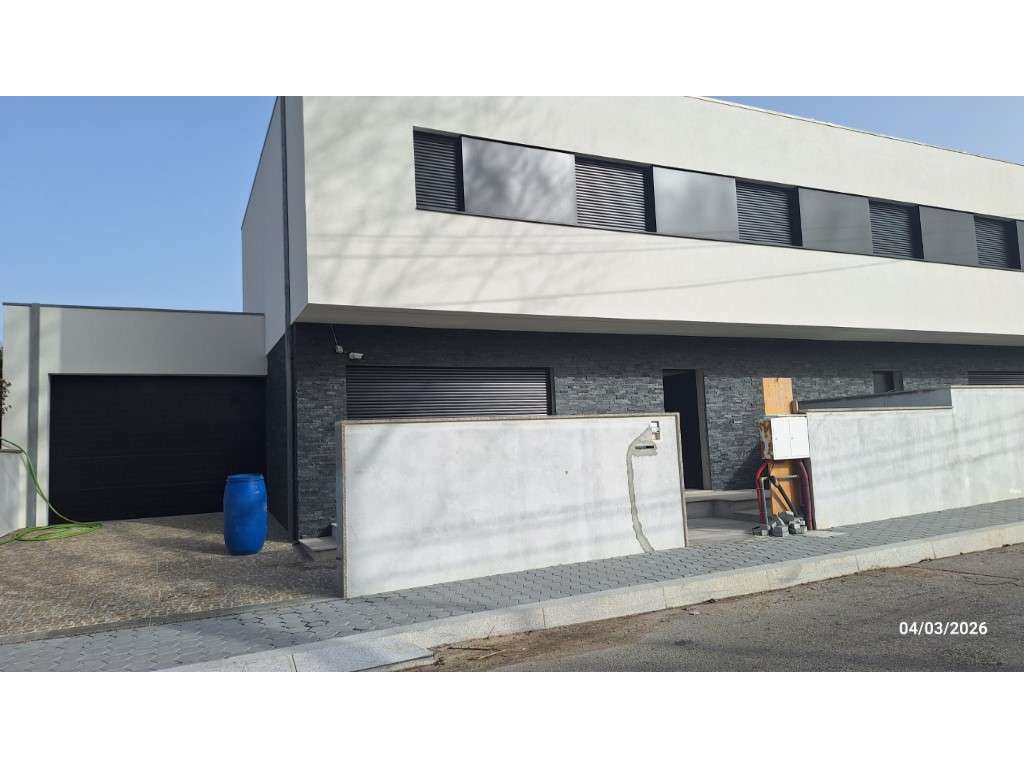 Moradia T3 RC+ANDAR de 3 frentes - Grande imagem: 2/18