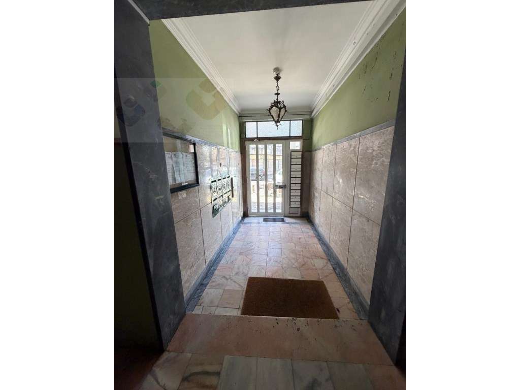 Apartamento com Excelente Potencial de Valorização na Amadora-14