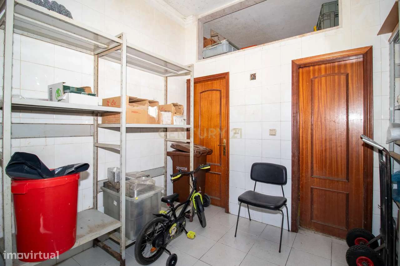 ** Excelente Loja, situada em zona nobre na Urbanização da Ribeirada - - Grande imagem: 3/6