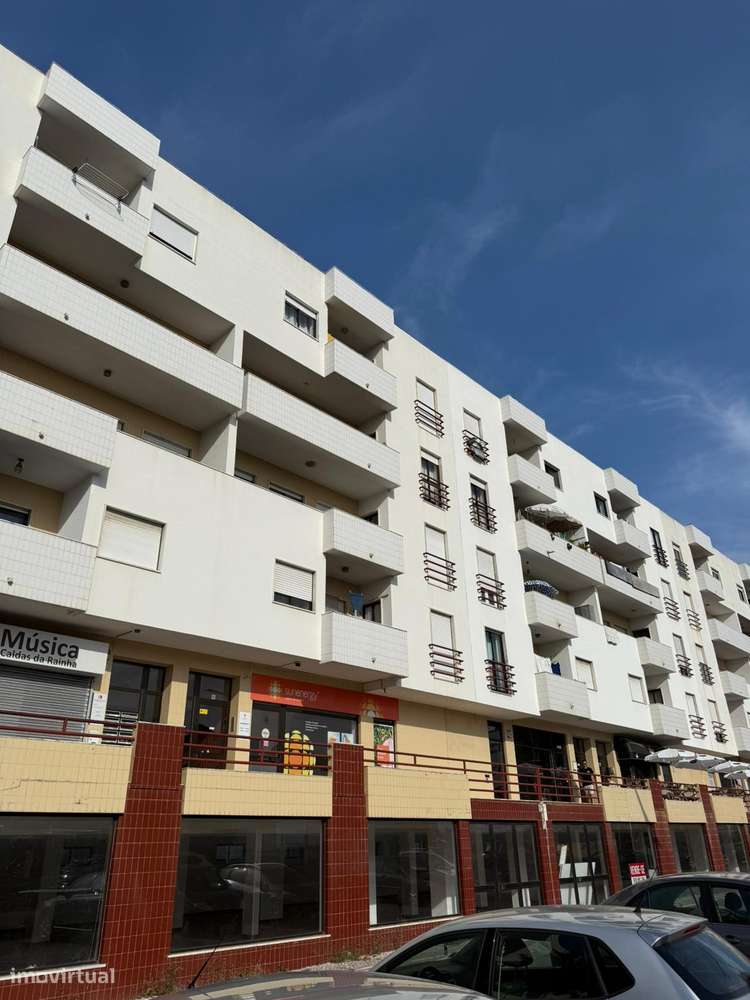 T3 Remodelado com Áreas Generosas no Coração das Caldas da Rainha-7