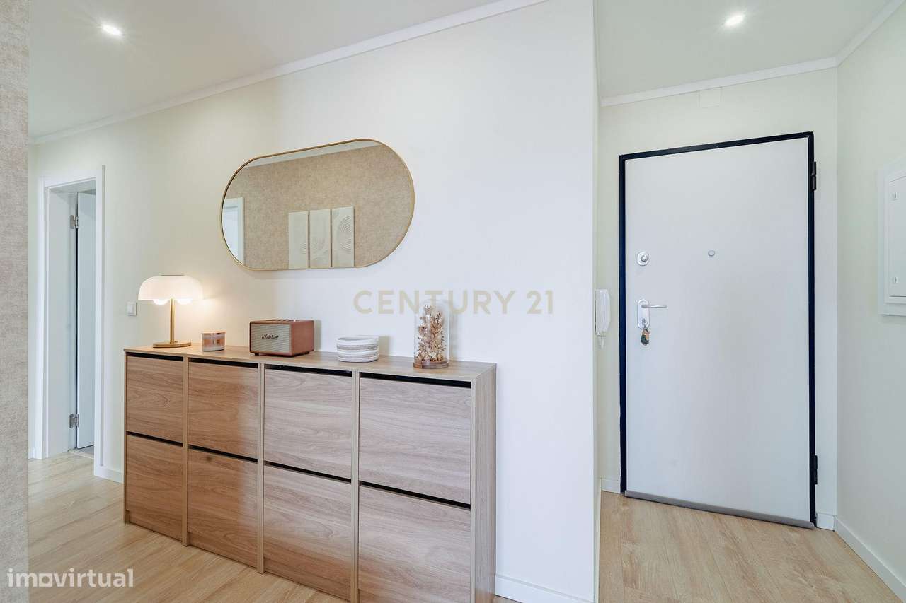 Apartamento T2 Remodelado na Torre da Marinha-3