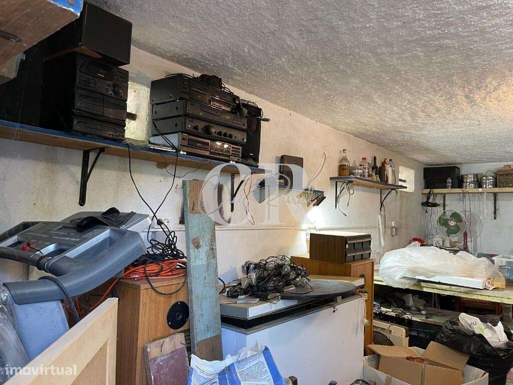 Moradia Térrea Isolada de 2 Quartos com Jardim, Anexos e Garagem, entr-36