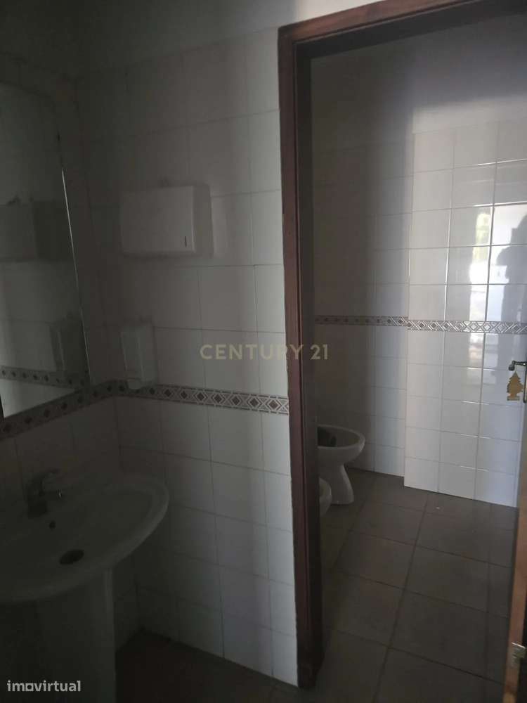Espaço Comercial em Almada com Excelente Localização - Grande imagem: 5/5