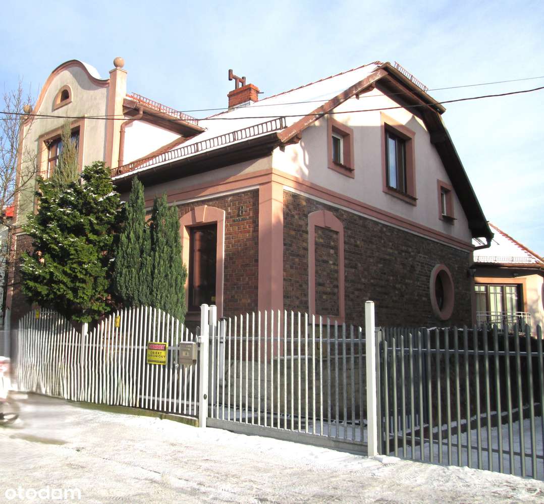 NIETUZINKOWY DOM Z MOŻLIWOŚCIĄ PODZAŁU NADAJĄCY SIĘ NA SIEDZIBĘ FIRMY.-6