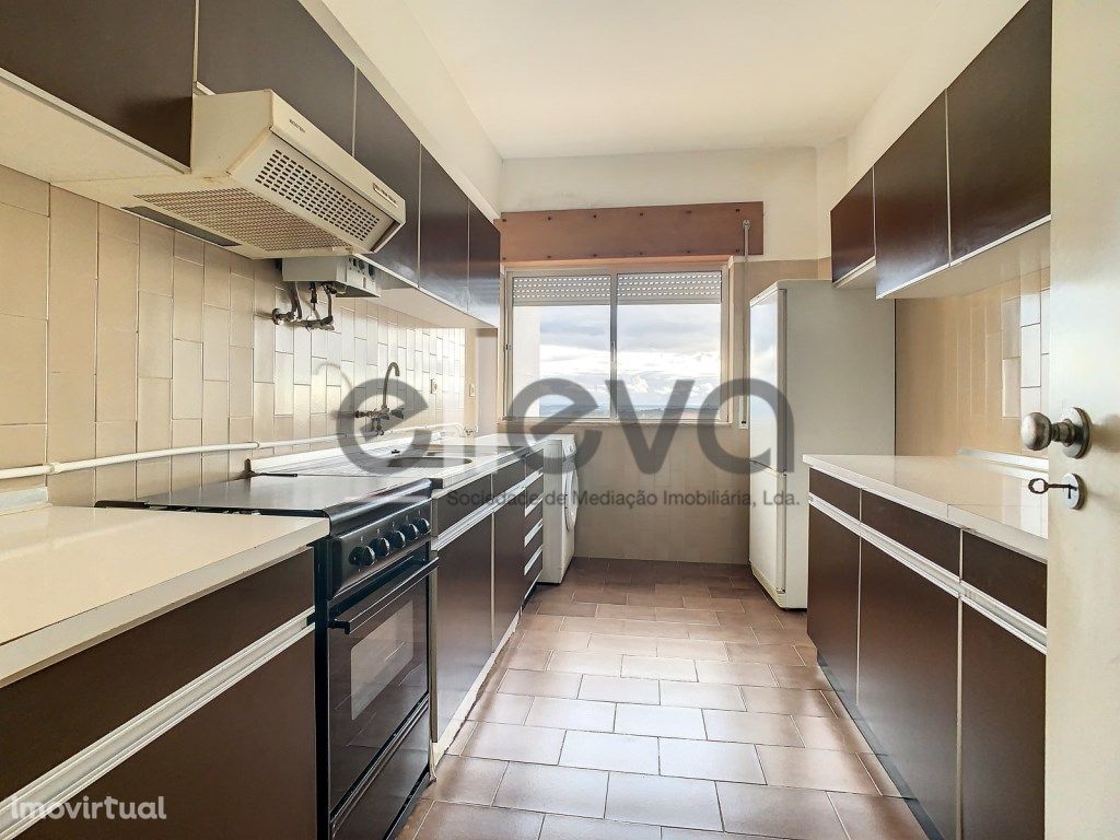 Apartamento T4 com boas áreas