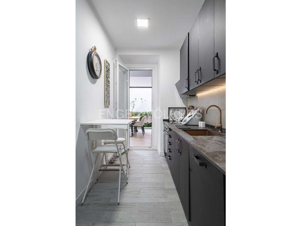 T4 remodelado com terraço e jardim Anjos / Arroios-8