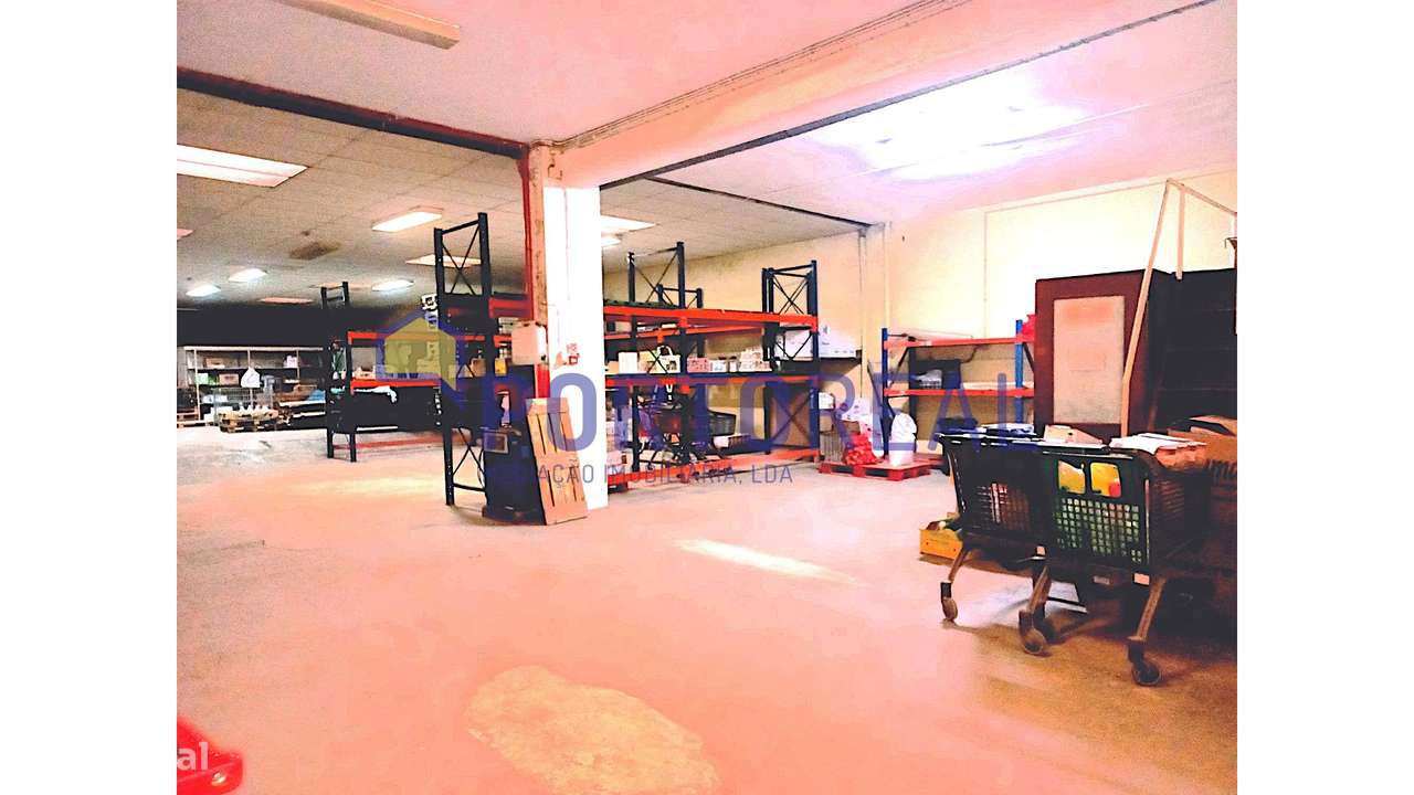 Armazém 2 entradas na Rua Zambeze- Porto-7