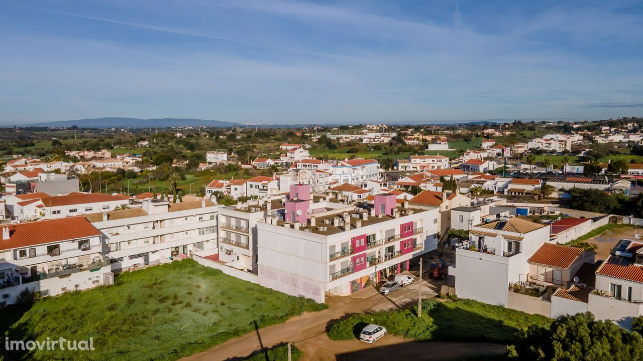 Apartamento T3 com lareira, garagem e arrecadação na Guia - Albufeira