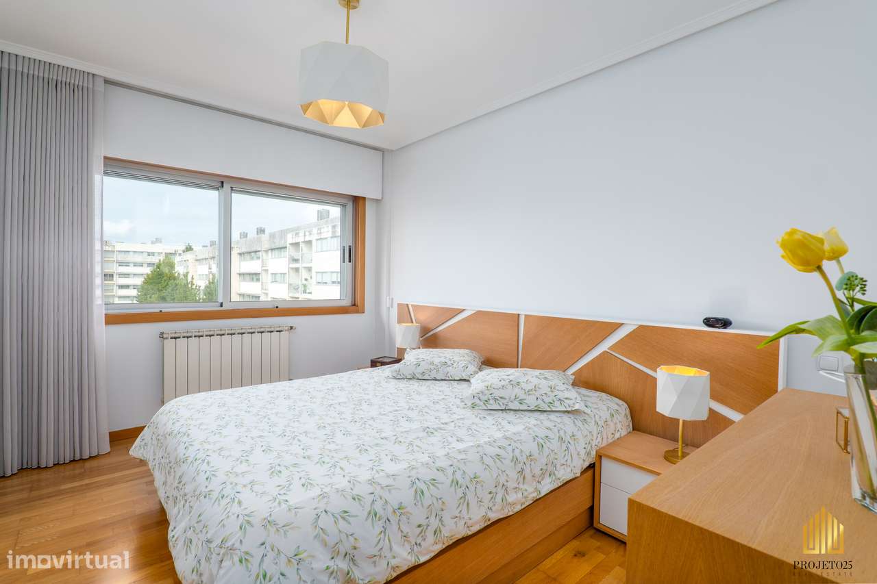 T2 Com Varanda Panorâmica em Urbanização Requintada, ao Aeroporto.-30