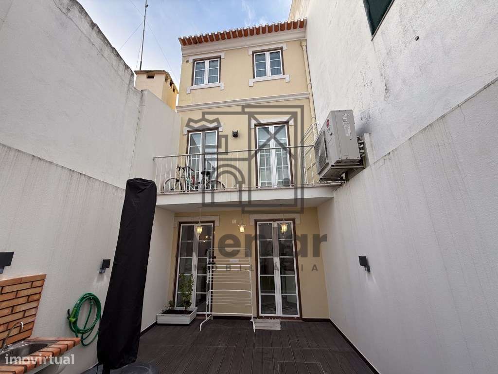 Moradia T3 como nova, no centro de Alhandra-17