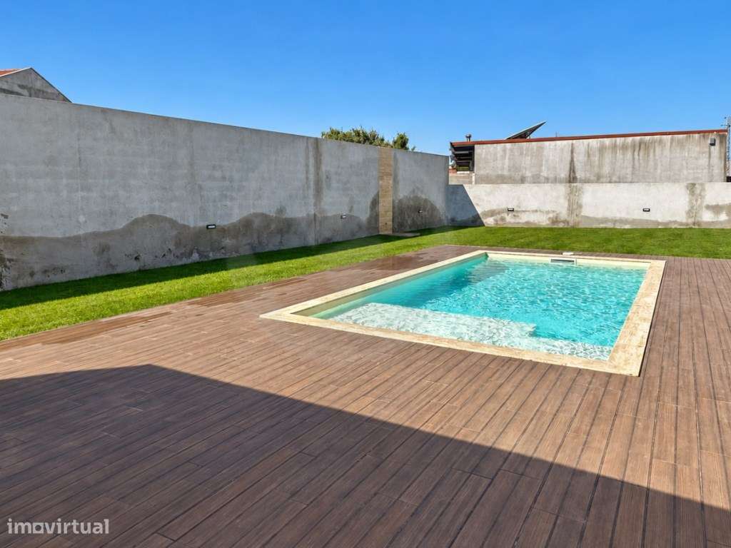 Moradia T3+1 de Luxo com Piscina-20