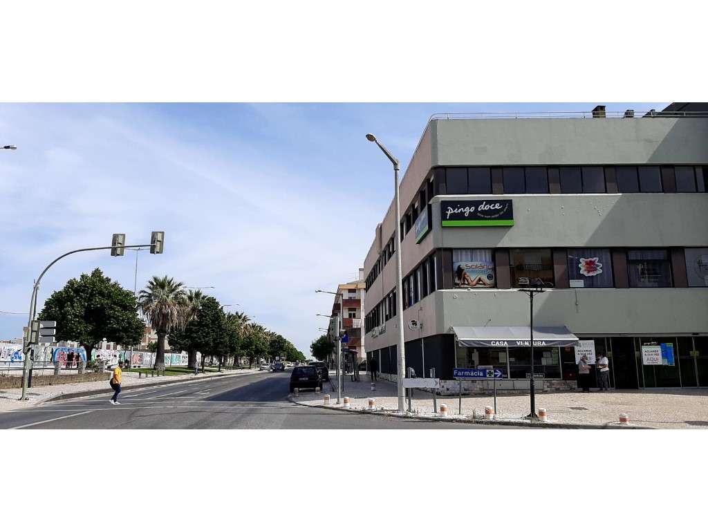 Pinhal Novo CENTRO: TUDO À MÃO! Logradouro e anexo. Elevador interi... - Grande imagem: 4/7