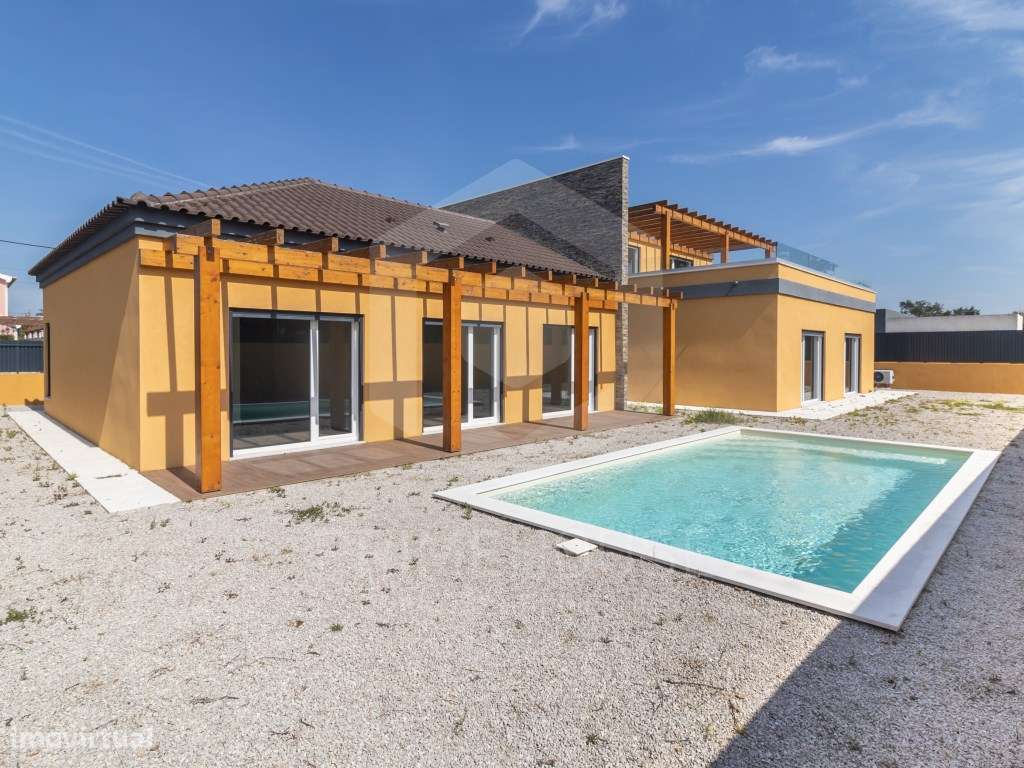 Moradia T4 Com Piscina Galeotas