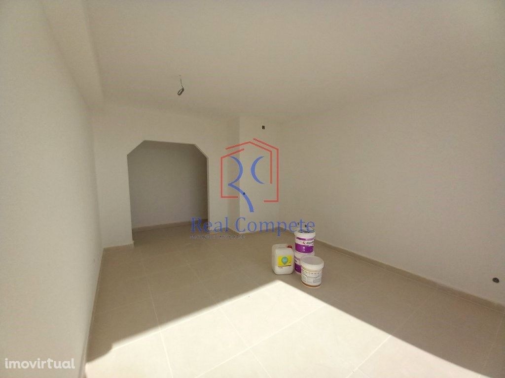 Apartamento T2 remodelado em Corroios...