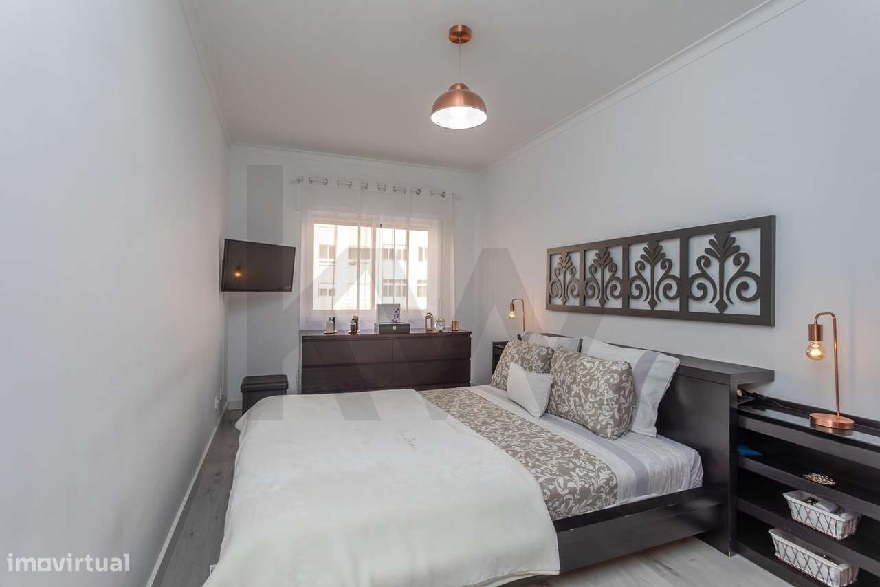 O Seu Novo Refúgio na Avenida de Fitares : T2 renovado e cheio de sol-12