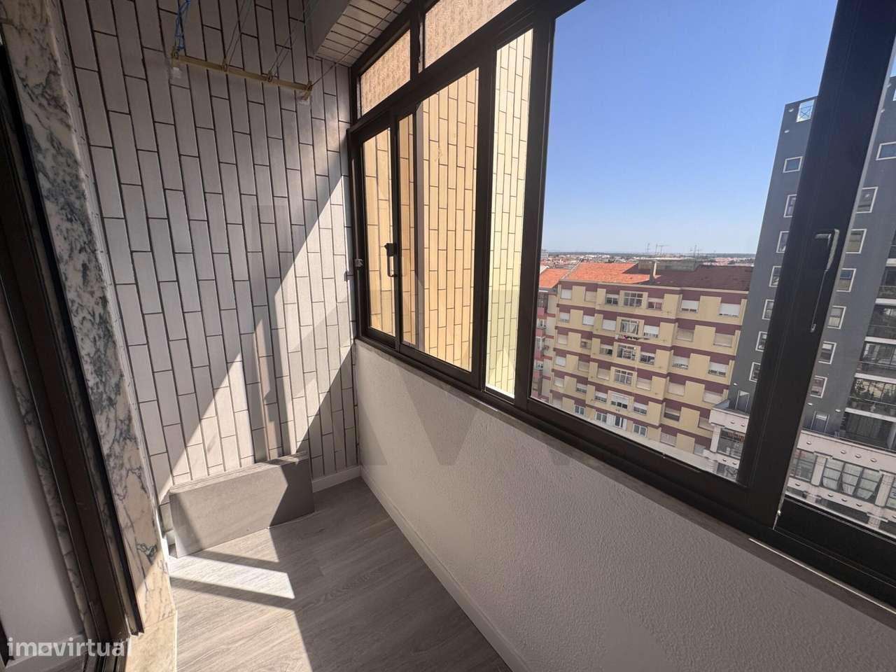 Apartamento T2+1 no centro da Cruz de Pau - Rua 25 de Abril-14
