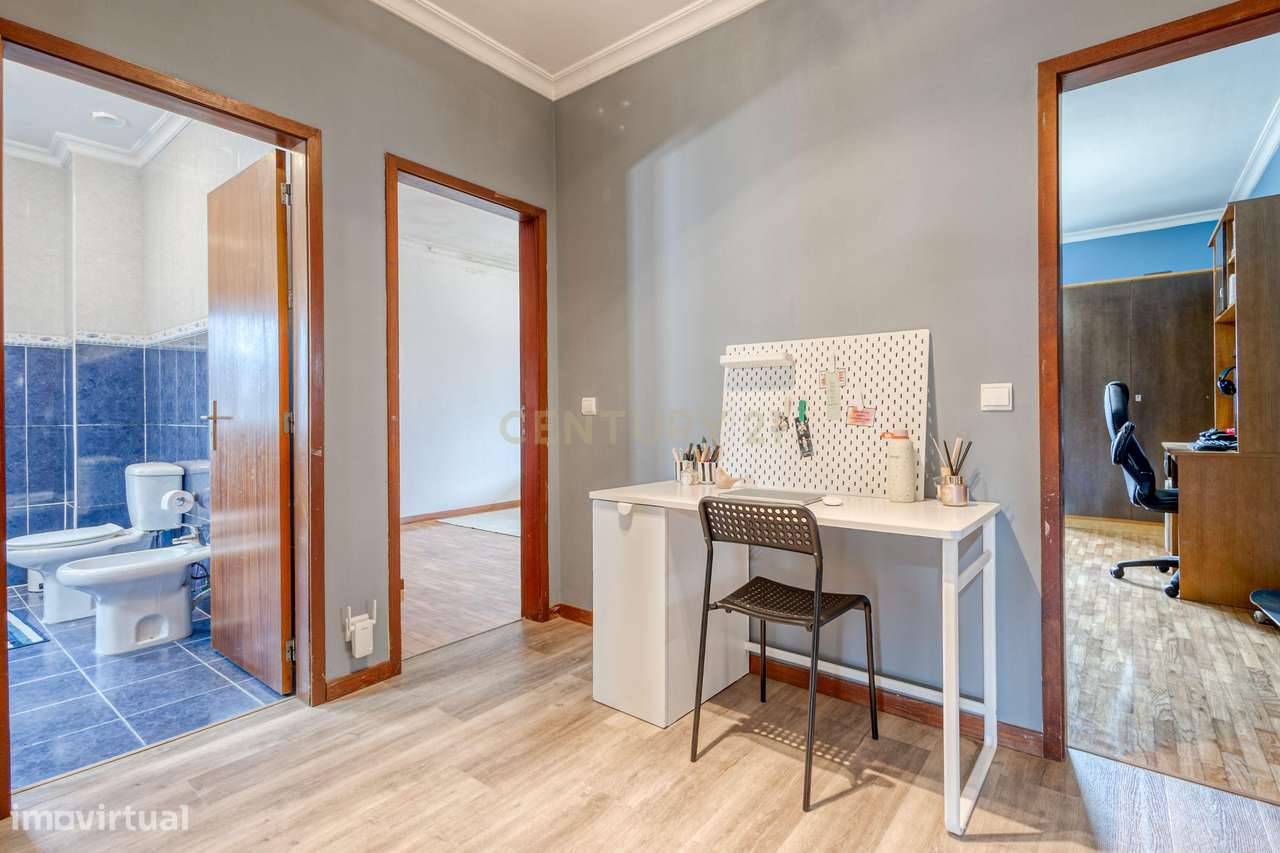 T3 com 3 varandas e Box fechada em Paredes-9