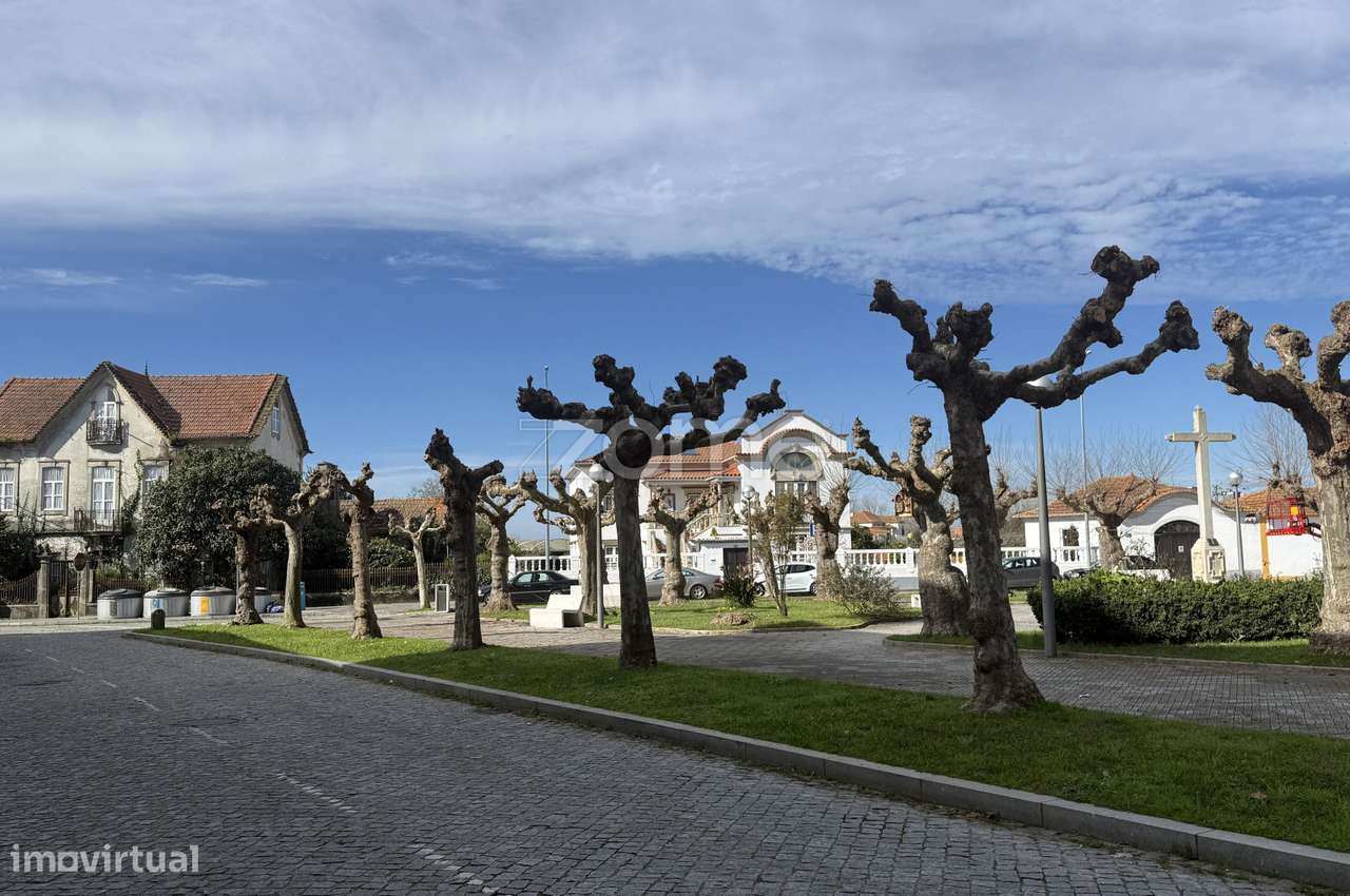 Moradia com terreno e anexos-19