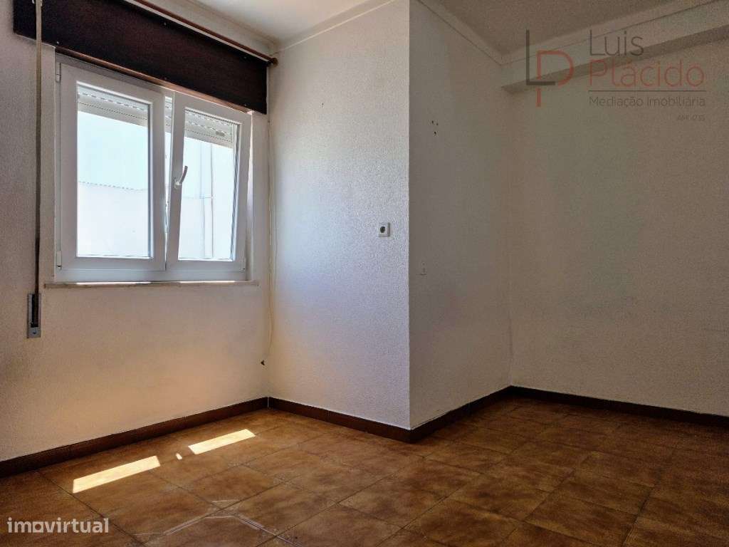 Moradia com 5 Quartos c/ Garagem + Anexo T1-44