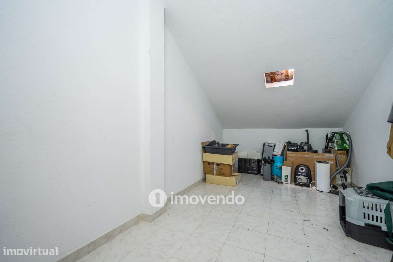 Apartamento T2 com estacionamento e arrecadação, em Mem Martins-34