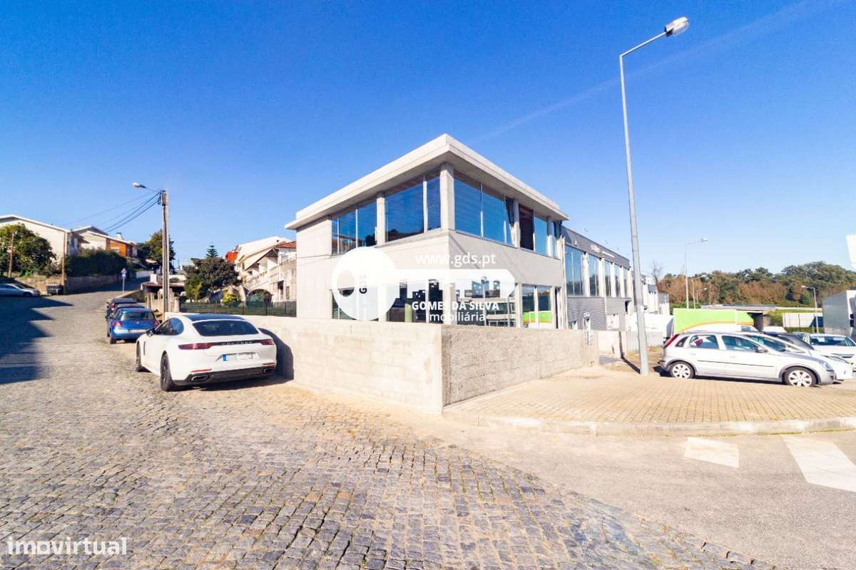 Pavilhão/ Armazém novo com 365m2 próximo da entrada da AE-7