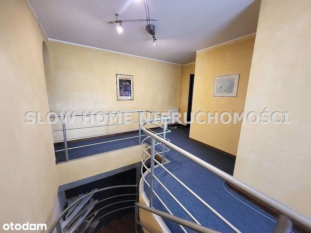 Ciekawy dom z dużymi garażami-8