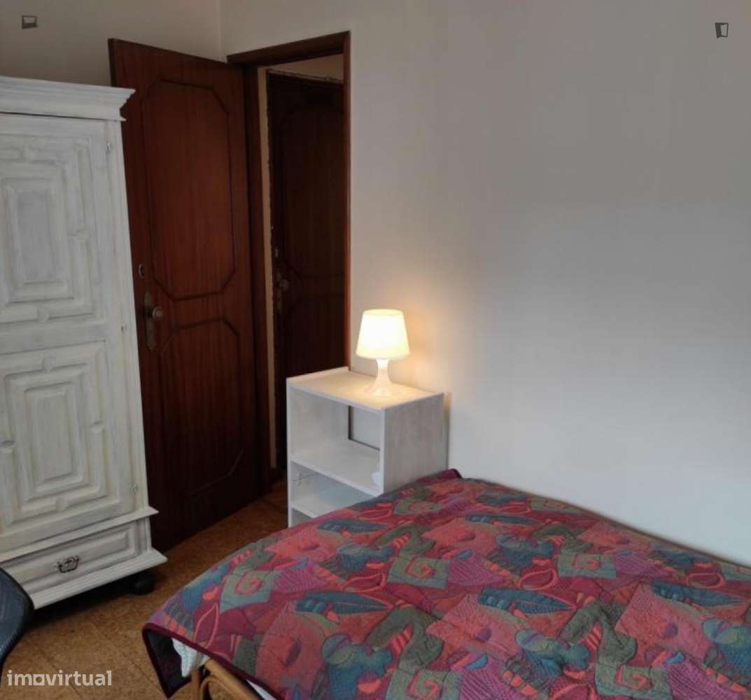 Quarto - localizado em Santa Marinha Porto - Grande imagem: 5/8