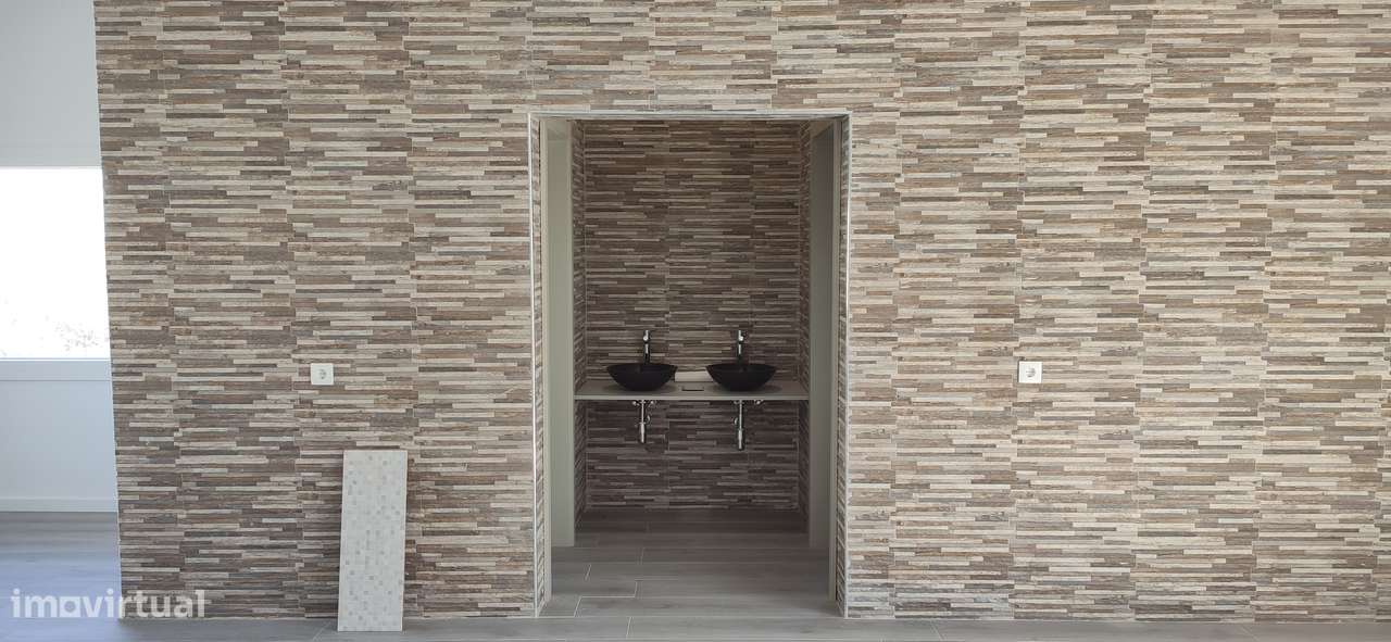 Espaço comercial na Rua Professor Rui Luís Gomes, 2 - Grande imagem: 4/12