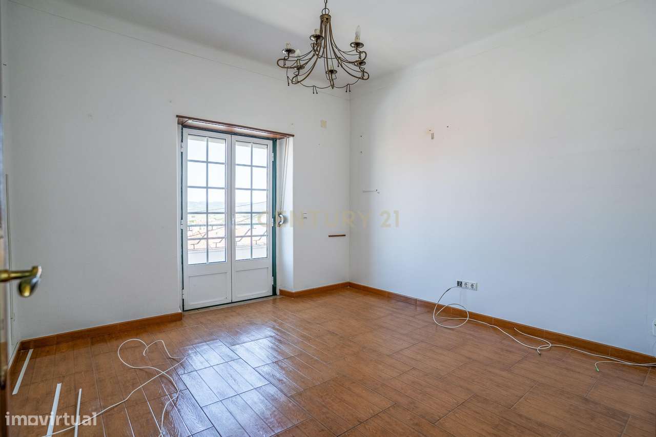 Propriedade composta por prédio, moradia e terreno em Salir do Porto-44