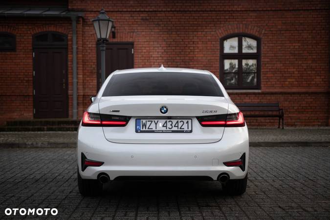 BMW Seria 3 330i xDrive Sport Line - 13