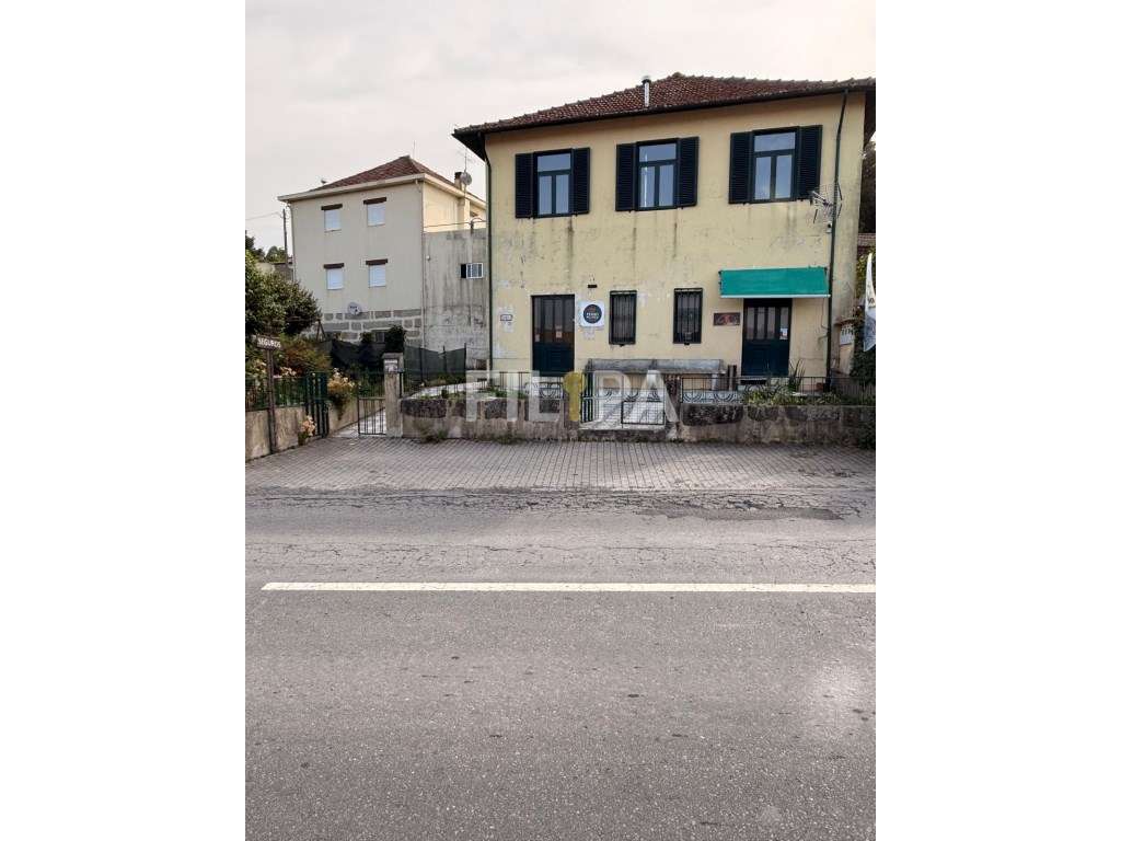 Moradia com 4 frentes no centro de Recarei - espaço, luz e excelent...-27