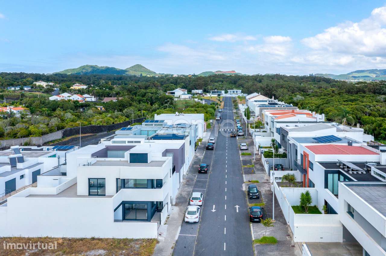 Moradia T3 Nova com Terraços Panorâmicos e Vista Mar na Atalhada-42