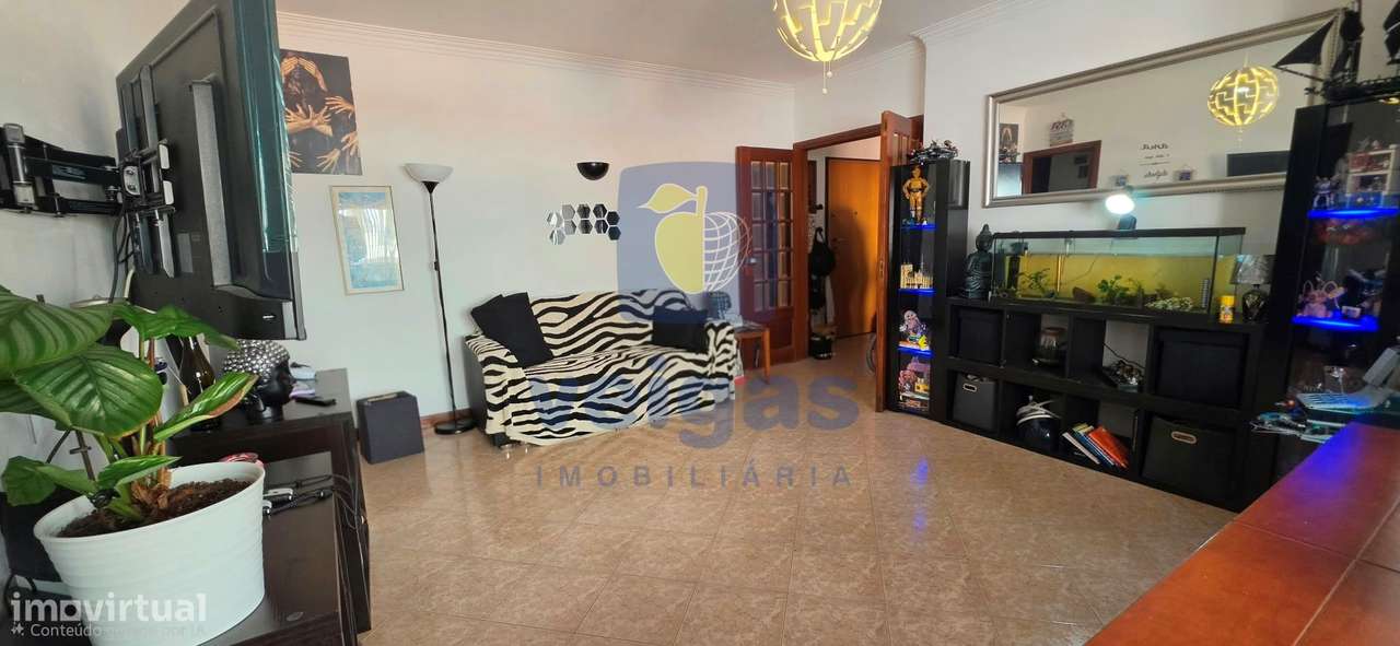 Fantástico T2 Renovado, na Av. da Liberdade – Monte Abraão-8