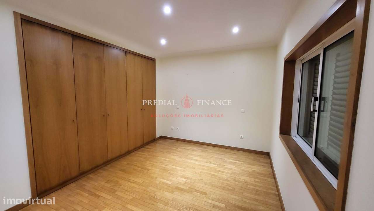 Moradia T4 com Jardim, Terraço, Garagem Dupla e Área de Barbecue — Exc-15