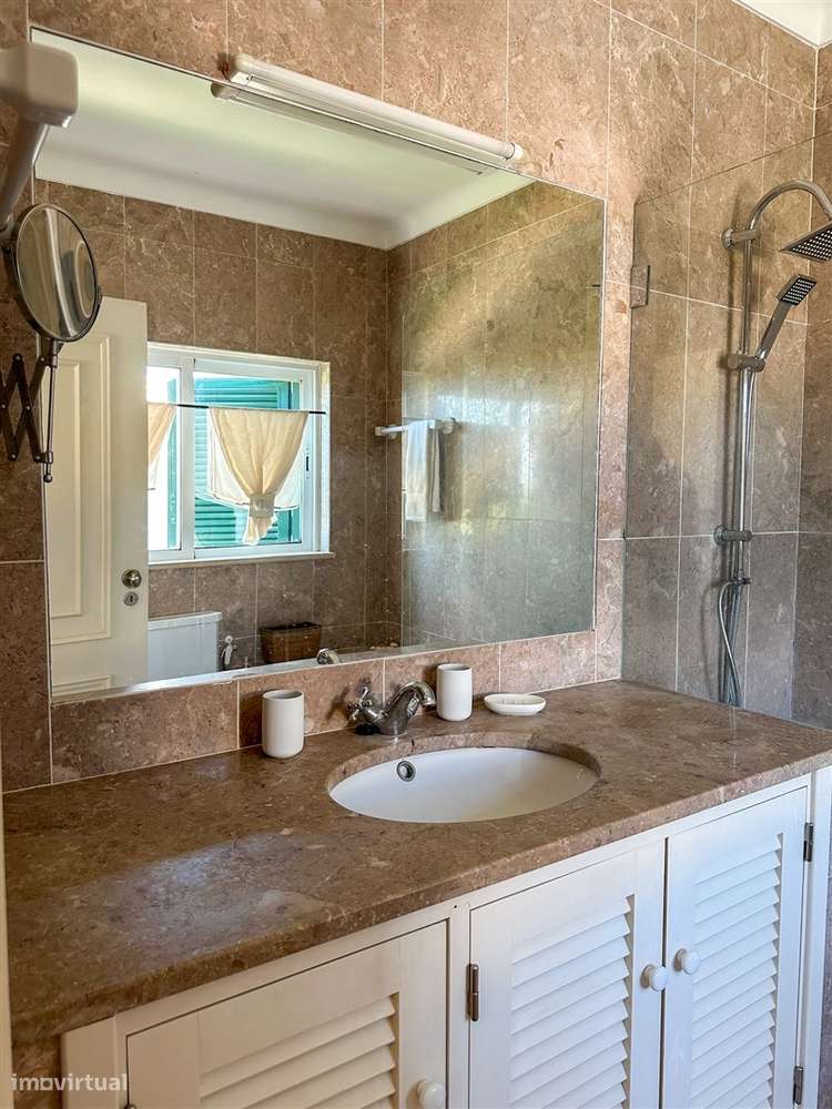 Moradia T5 com piscina e jardim a poucos metros da Praia do Alemão – A-53