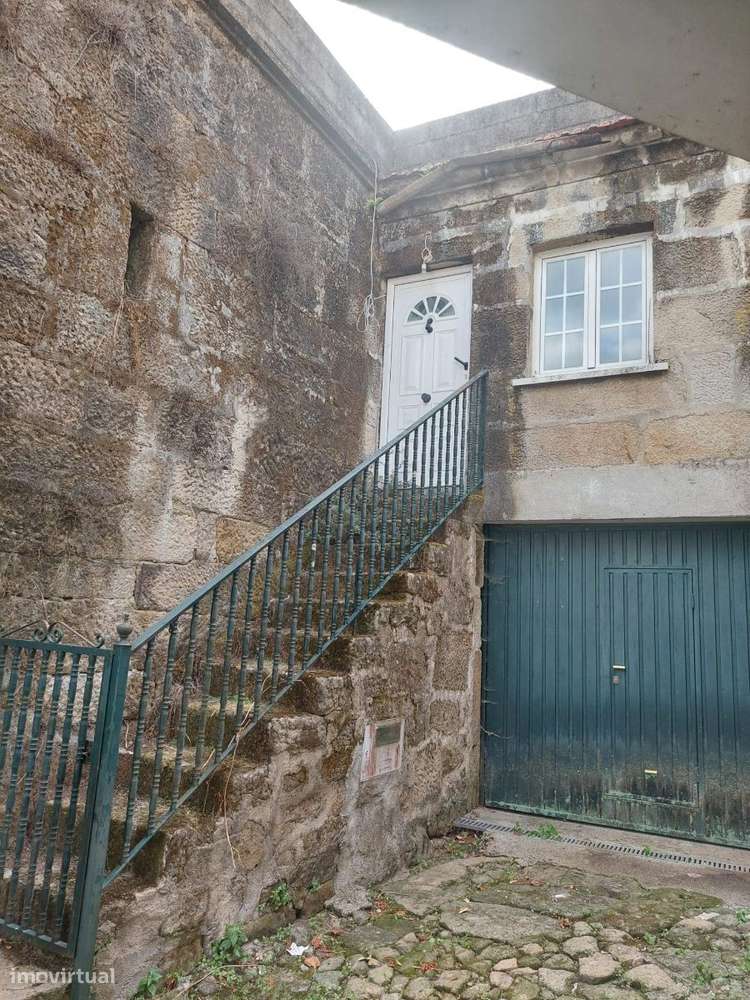 Moradia t4 , interior para recuperar- toda em pedra-2 gar. individuais-8