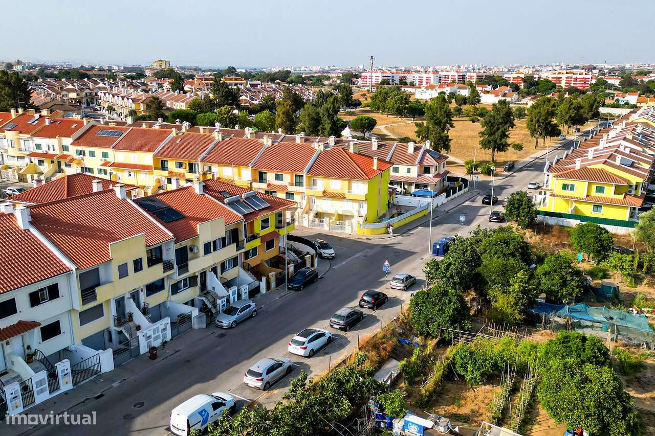 Moradia em Banda T3+1 com quintal e garagem em Zona Tranquila – Bacelo-34