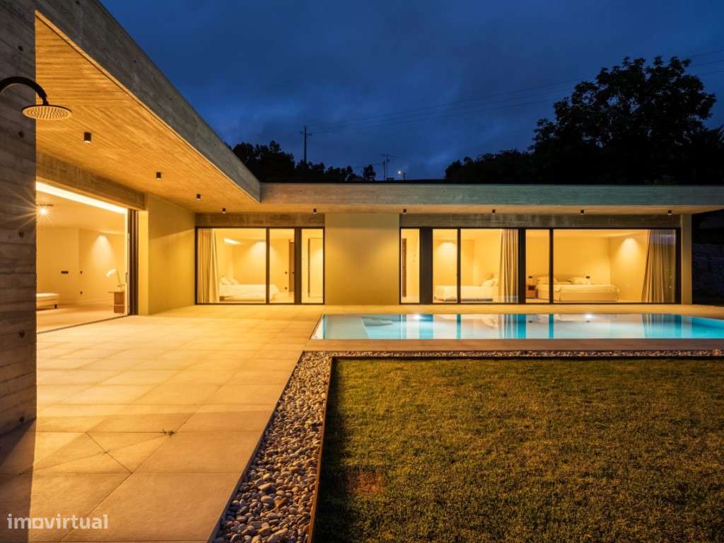 Moradia Térrea com Piscina Infinita e Vista Panorâmica sobre o Vale-18