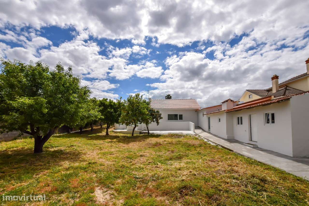Moradia T3 remodelada com Anexos, Garagem e Poço.-37