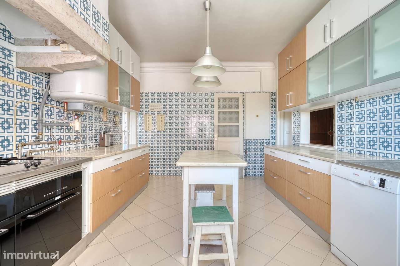 Apartamento T4 com varanda na Av. João XXI, Lisboa-20