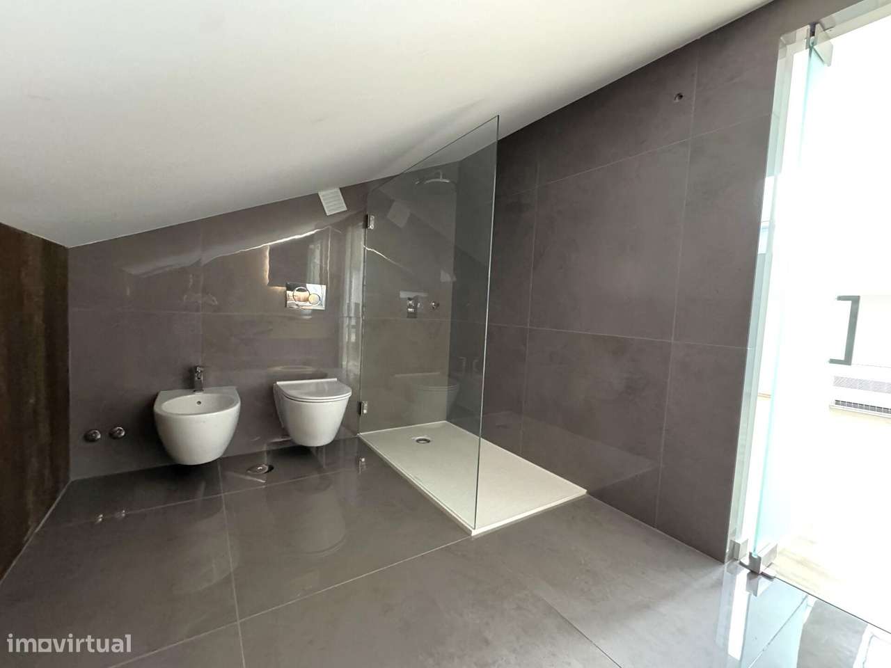 Apartamento T3 novo com estacionamento no centro de Carcavelos-46