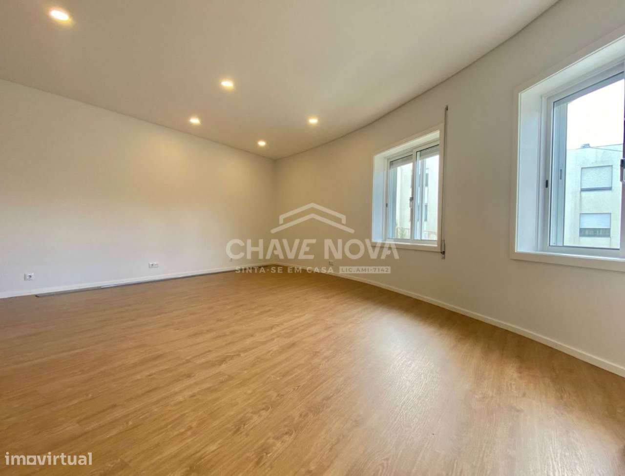 PS - Apartamento T2 totalmente renovado, com Varanda, Suite e garagem. - Grande imagem: 5/20