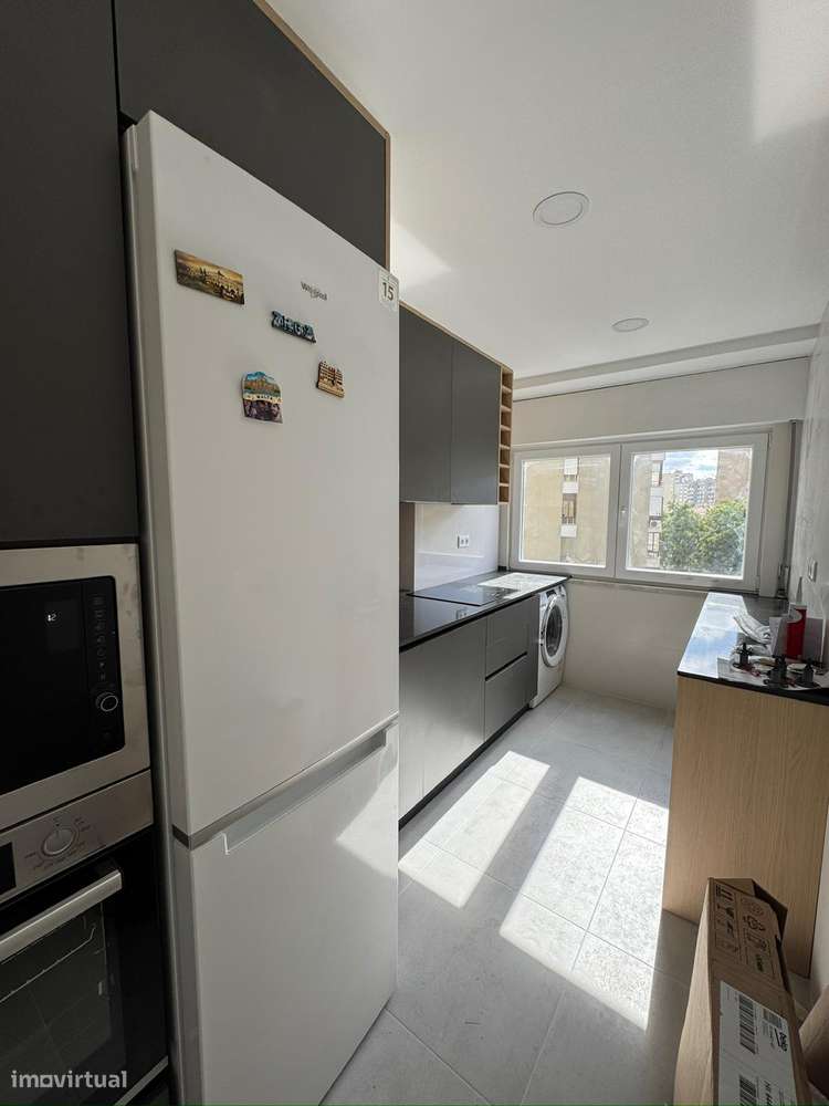 T1 + 1 renovado com varanda e ar condicionado em Alfornelos, Amadora-6