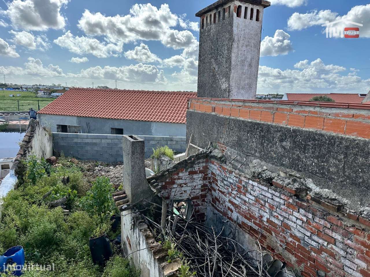 Fantástico Investimento - Moradia com Quintal - Sarilhos Grandes-16