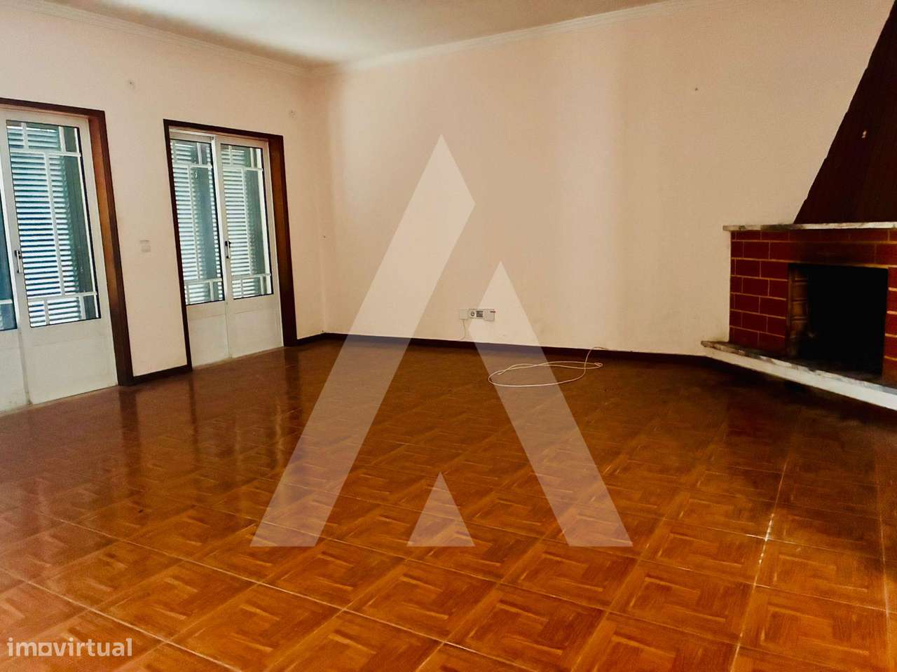 Moradia T4 em Mataduços com espaço exterior e anexos - Grande imagem: 4/15