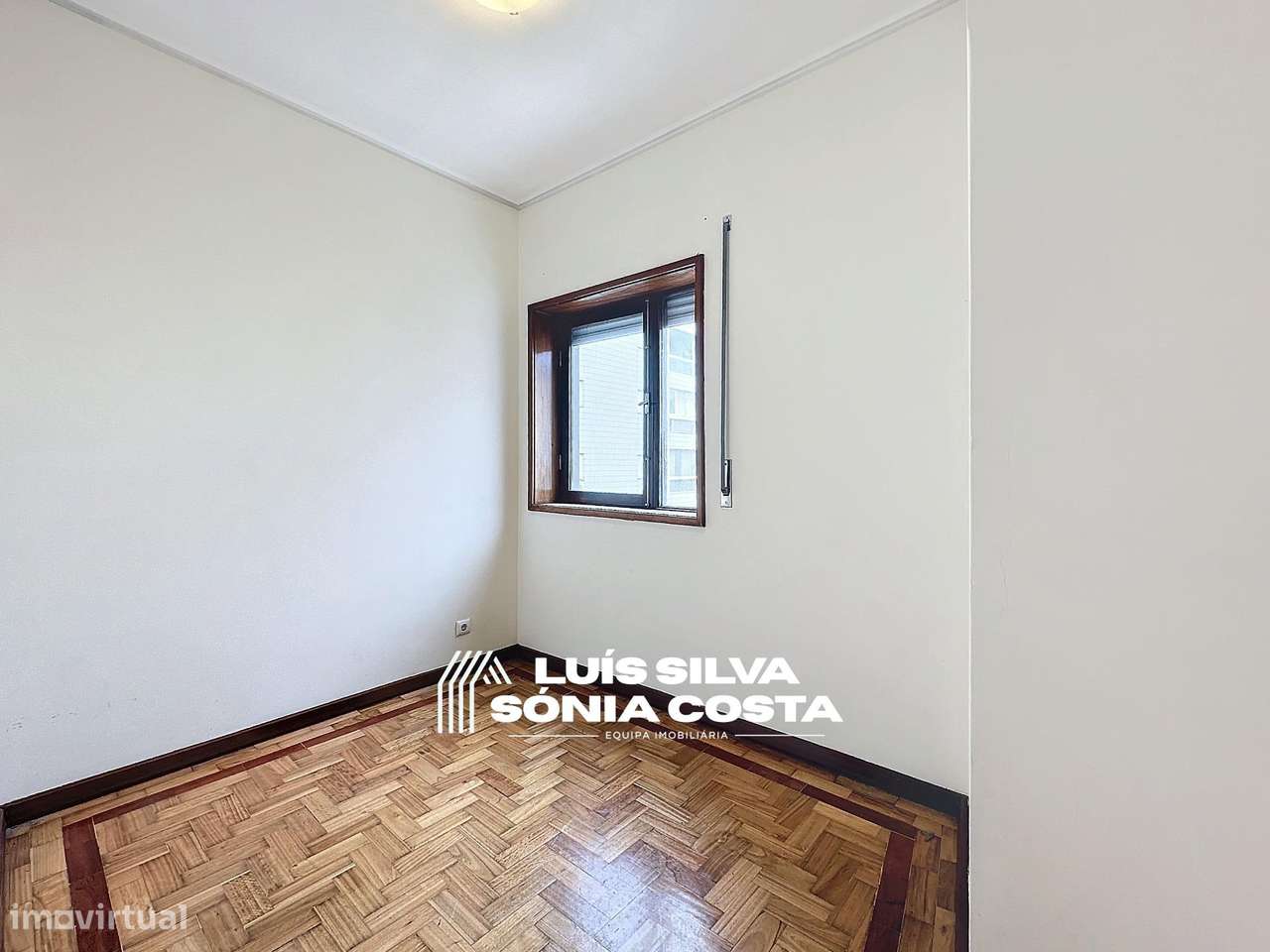 Apartamento T4 c/ Varandas e Elevador em frente á Câmara...-21