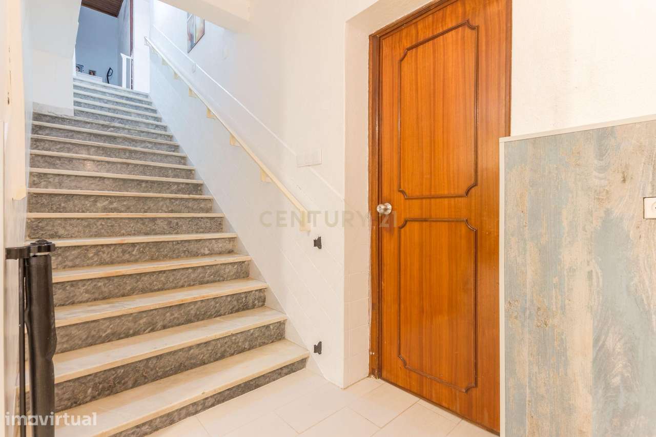 Moradia isolada  de gaveto com  5 assoalhadas num lote de 426 m2 na Qu-17